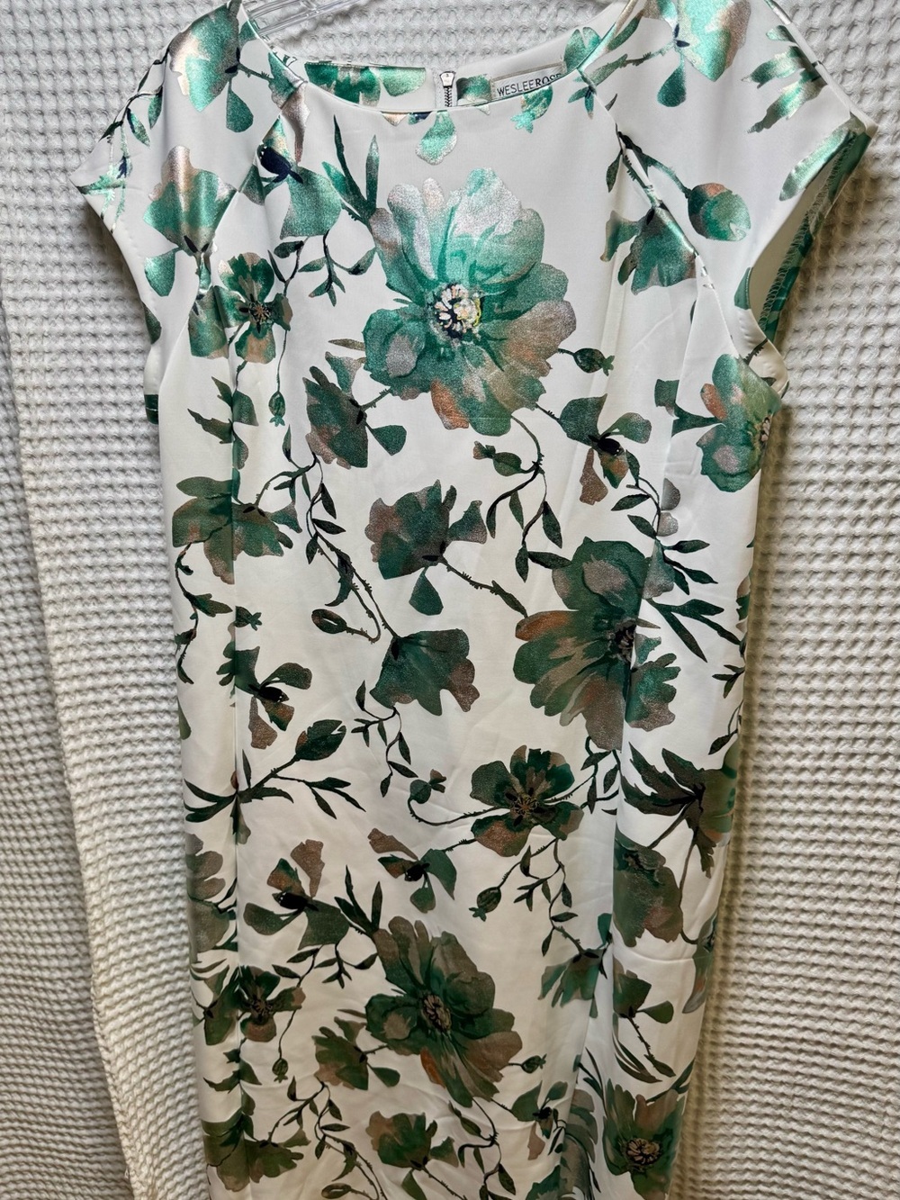 Wesslee Rose Size 12 Metallic Floral Scuba Cocktail Dress with Cap Sleeve